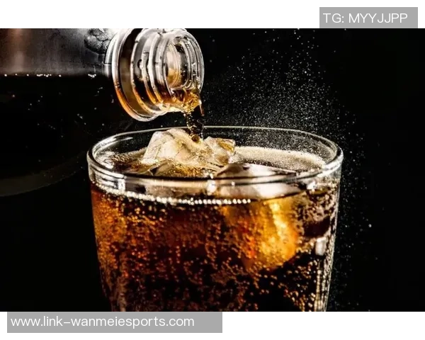 足球场上的瓶子风波引发的争议与反思 足球场上的瓶子风波引发的争议与反思