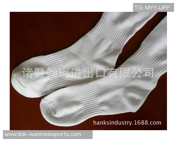 足球袜面料的选择与性能分析助你提升运动表现与舒适度